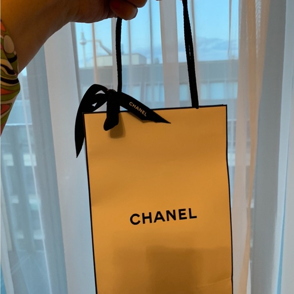 Absolutely gorgeous rare and authentic Chanel shopping bag either ribbon - Picture 4 of 5